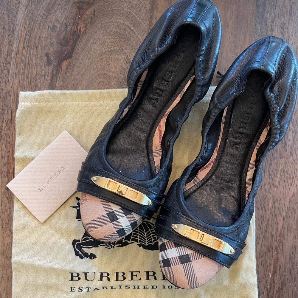 Authentic Burberry flats with dust bag